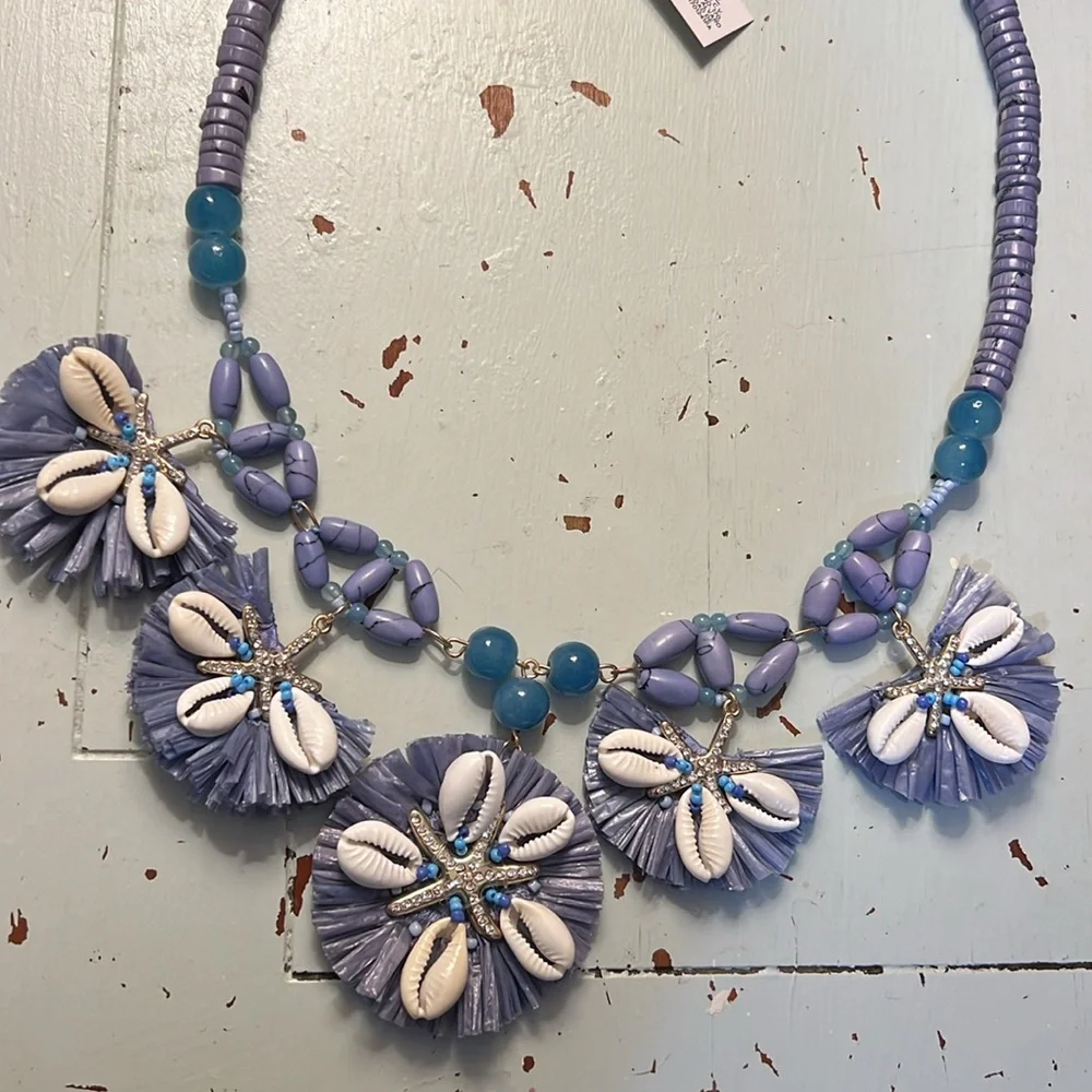 Chico’s Periwinkle Shell Bib Necklace. - Picture 5 of 9